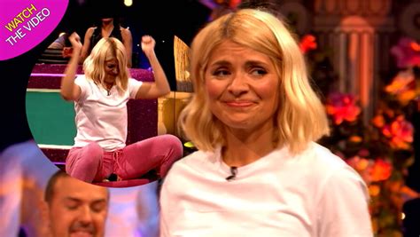 Holly Willoughby squats massive a*** cheeks in disgusting。